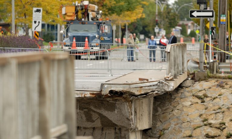 Ayant soufflé cinq vies en une fraction de seconde, l’effondrement du viaduc de la Concorde a créé une onde de choc qui a ébranlé l’univers du génie civil au Québec. (Photo 2M.Media - Archives)