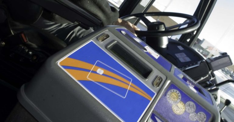 Un téléphone cellulaire Android suffit désormais pour acheter des titres de transports dont la carte OPUS. (Photo 2M.Media – Archives)