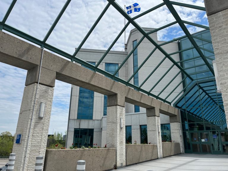 L’Aide juridique s’installe au palais de justice de Laval Dès le lundi 21 septembre, la population de Laval aura accès à une aide juridique directement au palais de justice, sis boulevard Saint-Martin-Ouest, à Chomedey. (Photo 2M.Media – Geneviève Quessy)