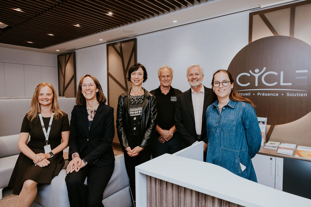 Guylaine Veillette, coordonnatrice clinico-administrative du programme de cancérologie au CICL, Dre Marie-Andrée Fortin, cheffe du département de radio-oncologie, Jeanne-Evelyne Turgeon, présidente-directrice générale de Santé Québec Laval, André Malacket, directeur général de la Fondation Cité de la Santé, Guy Berthelet, usager partenaire, et Dre Marie-Ève Perron, directrice médicale et des services professionnels. (Photo gracieuseté)