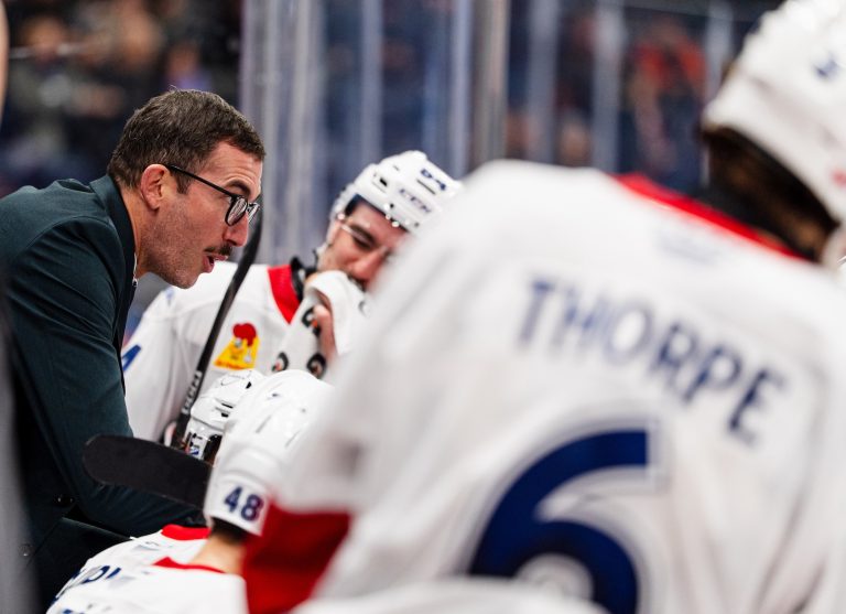 Daniel Jacob dirigeait un premier match en tant qu'entraîneur-chef du Rocket de Laval. (Photo gracieuseté - James Hajjar / L'Aréna du Rocket Inc.)