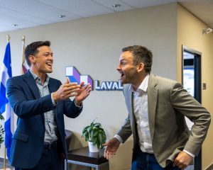 Le maire de Laval Stéphane Boyer en compagnie de Paul Saint-Pierre Plamondon, chef du Parti québécois et nouveau premier ministre du Québec. (Photo tirée de la page Facebook de Stéphane Boyer)