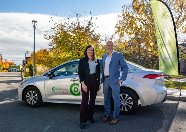 Christine Poirier, conseillère municipale de Pont-Viau, et Marco Viviani, vice-président, développement stratégique de Communauto, dont le système d’autopartage est désormais offert en formule FLEX dans Pont-Viau. (Photo gracieuseté – Ville de Laval)