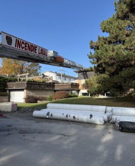 Les pompiers de Laval ont contrôlé ce feu de nature accidentelle survenu rue Franchère, à Duvernay, en une trentaine de minutes à peine, le dimanche 18 octobre. (Photo gracieuseté)