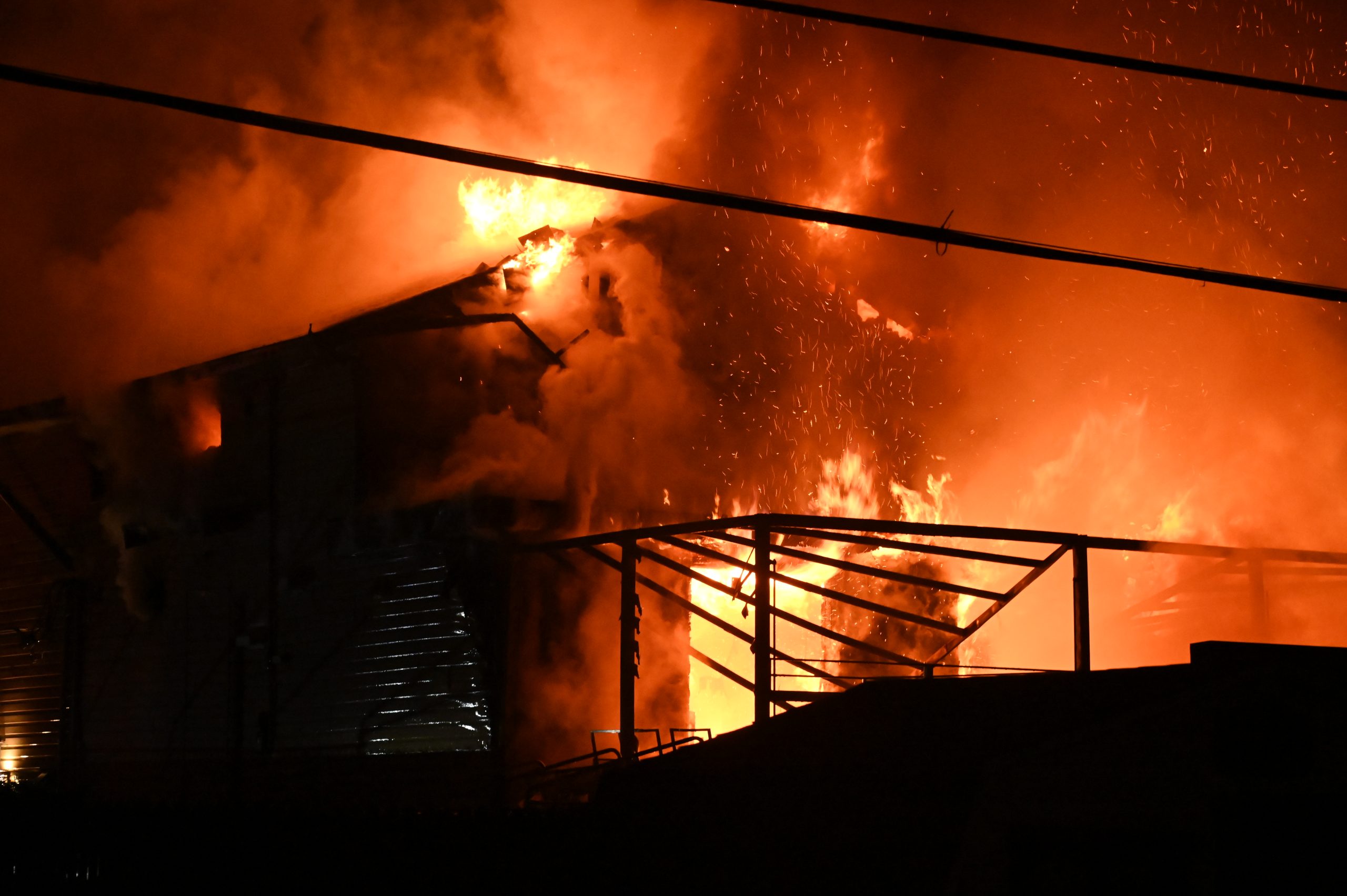 Malgré l’heure hâtive, de nombreux citoyens ont été témoins involontaires de ce violent incendie.(Photo gracieuseté)