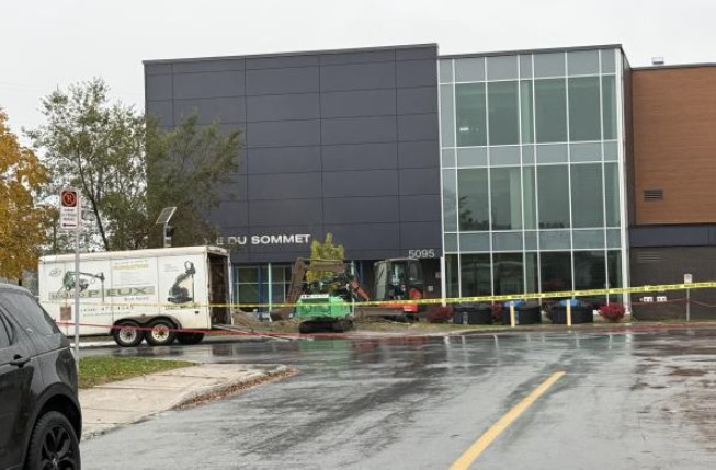 Une fuite de gaz rapidement contrôlée par une équipe d’Énergir, assistée des pompiers et policiers de Laval, a forcé l’évacuation et la relocalisation de plus de 600 élèves dans la matinée du vendredi 16 octobre. (Photo gracieuseté)