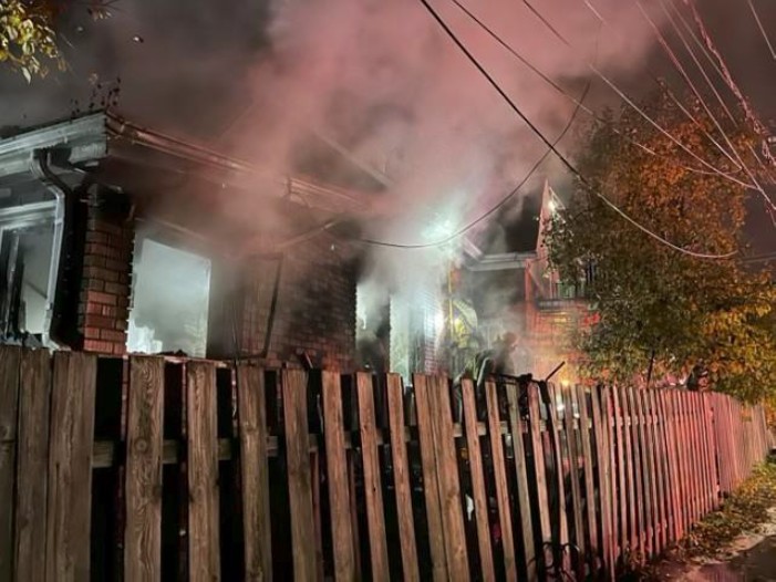 Un feu violent met cinq personnes à la rue à Laval Les pompiers de Laval ont maîtrisé ce violent incendie survenu sur l’avenue Dunn, à Chomedey, en un peu plus d’une heure, dans la nuit du mercredi 28 octobre. (Photo gracieuseté)