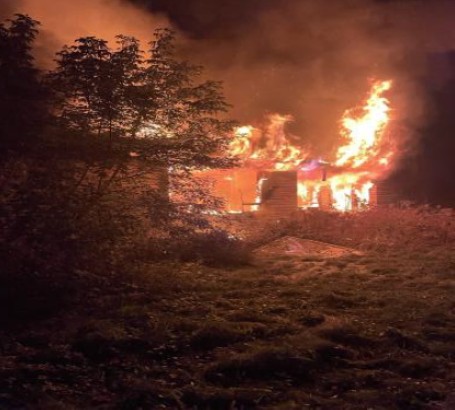 Les pompiers de Laval ont mis un peu plus de deux heures pour maîtriser cet autre feu criminel survenu sur son territoire, cette fois, rue Lennox, à Chomedey, dans la nuit du samedi 10 octobre. (Photo gracieuseté)