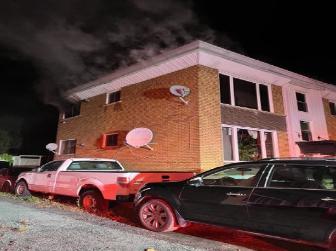 Les pompiers de Laval ont maîtrisé cet autre feu de cuisine à survenir dans la région, cette fois boulevard Je-me-Souviens, à Sainte-Rose, en moins d’une heure, dans la nuit du mercredi 21 octobre. (Photo gracieuseté)