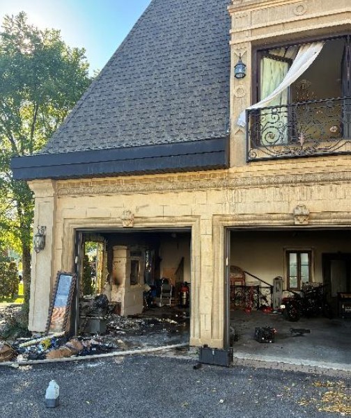 Les pompiers de Laval ont maîtrisé ce feu accidentel survenu boulevard des Mille-Îles, à Auteuil, en une quinzaine de minutes seulement. (Photo gracieuseté)