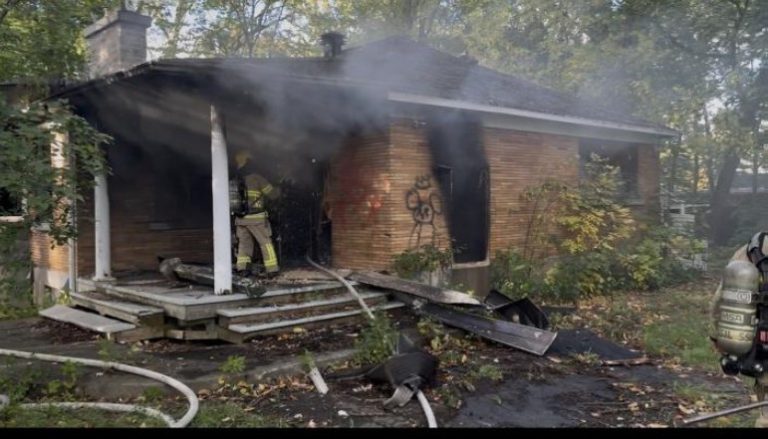 Les pompiers de Laval ont maîtrisé ce feu suspect survenu boulevard Sainte-Rose, le lundi 5 octobre, en un peu plus d’une heure. (Photo gracieuseté)