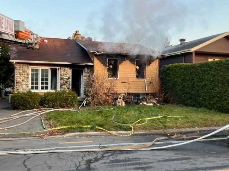 Famille à la rue après un feu encore sous enquête à Laval Les pompiers de Laval ont contrôlé ce feu survenu dans Auteuil, rue Tousignan, et ayant causé un total de dommages d’environ 225 000$, en à peine une heure, dans la matinée du jeudi 29 octobre. (Photo gracieuseté)
