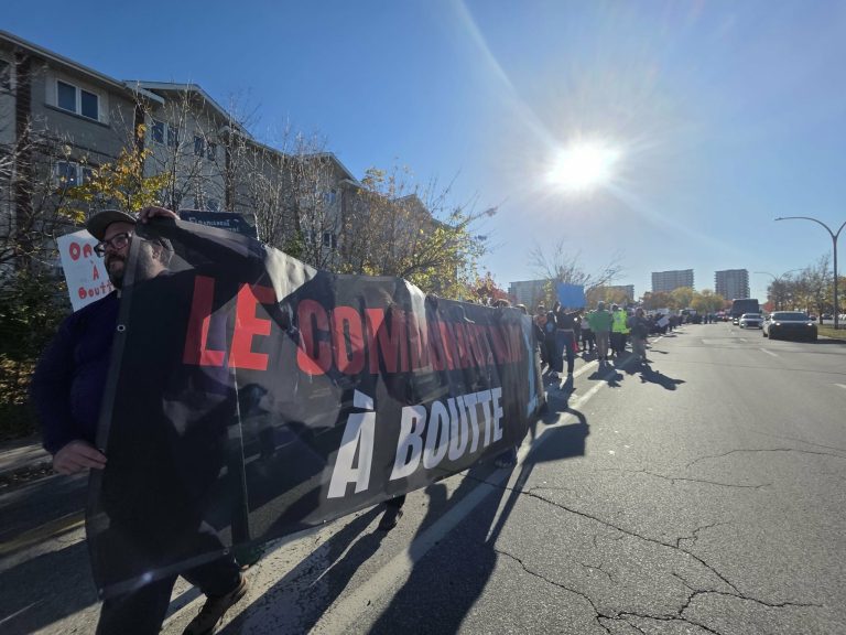 Environ 150 travailleurs communautaires ont participé à une manifestation dans Laval-des-Rapides, ce mercredi 21 octobre. (Photo 2M.Media – Corinne Prince)