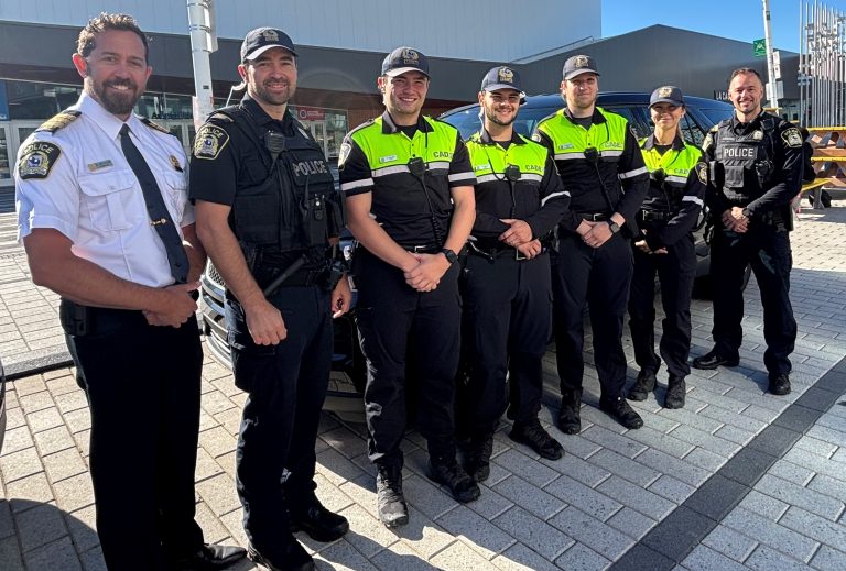 La police de Laval compte désormais des cadets. Sur la photo: l’inspecteur Maxime Baltazar, le sergent Dominic Fortin, les cadets Alex Turcotte, Félix Turgeon, Gabriel Beauchamp, Catherine Girard, ainsi que leur officier responsable, le lieutenant Alexandre Gougeon. (Photo 2M.Media)