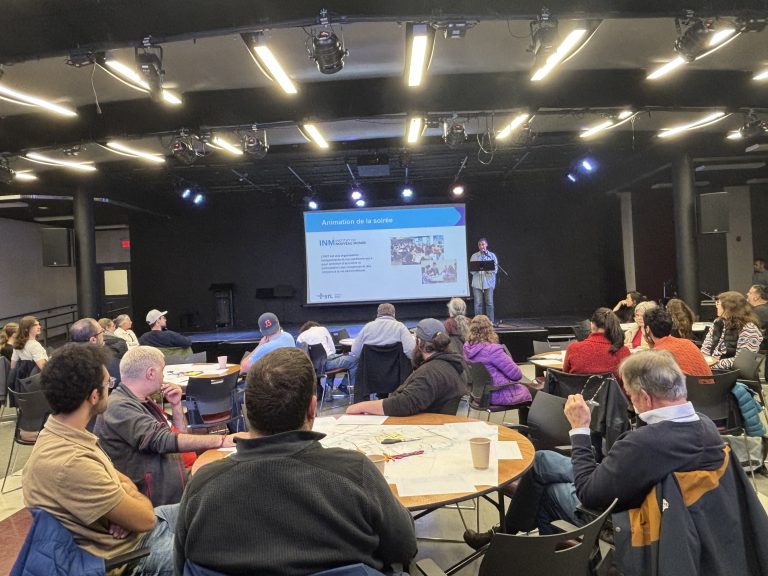 Cette première soirée de consultation publique pour la refonte du réseau de la STL a donné lieu à de nombreux échanges intéressant chez les citoyens et spécialistes du transport collectif présents au Collège Letendre. (Photo 2M.Media)