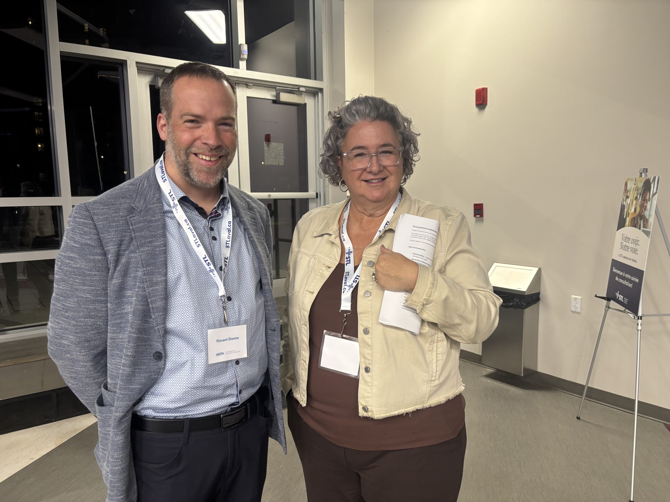 Vincent Dionne, de l’Autorité régionale du transport métropolitain (ARTM), aux côtés de Josée Roy, directrice générale de la STL (Société de transport de Laval). (Photo 2M.Media) 