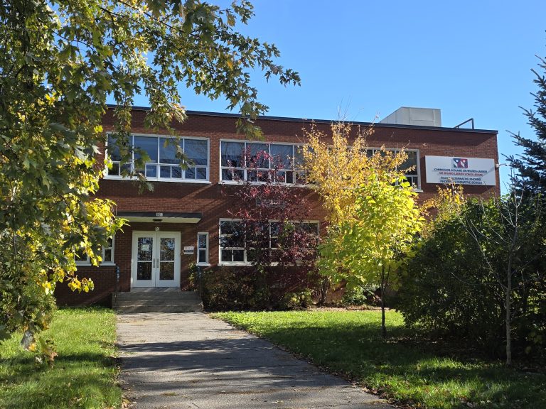 La Commission scolaire Sir-Wilfrid-Laurier propose de fermer une école pour alléger sa dette de 7,5 M$ Les familles inscrites et ayant bénéficié des services de l’école alternative Pheonix se mobilisent pour son maintien dans Duvernay. (Photo 2M.Media - Corinne Prince)