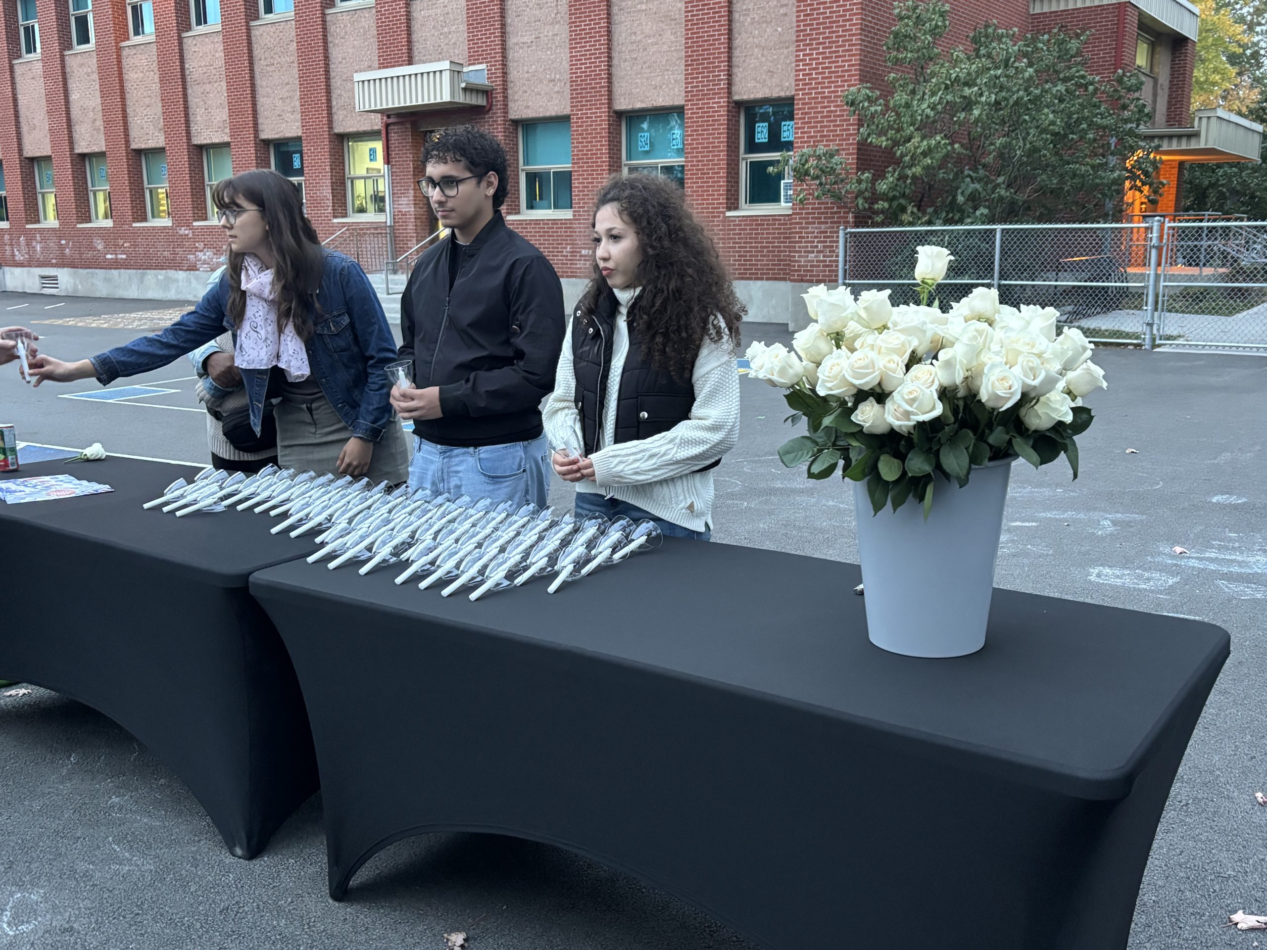 Une rose blanche et une chandelle étaient offertes aux gens venus montrer leur solidarité avec les proches des victimes de l’effondrement du viaduc de la Concorde il y a 20 ans. (Photo 2M.Media)