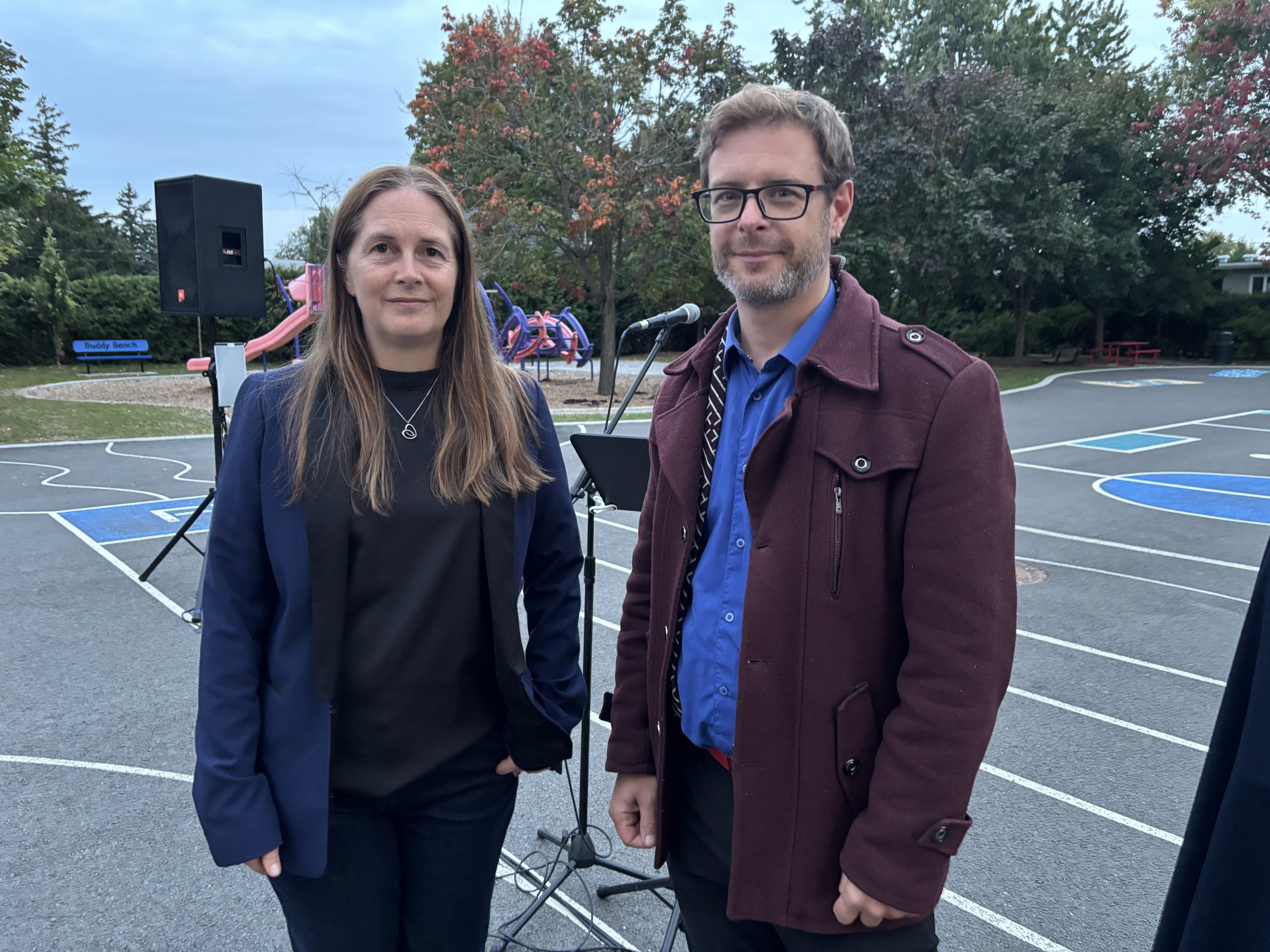 Virginie Dufour, députée de Mille-Îles, et Jasmin Miville-Allard, directeur général de la Société d’histoire et généalogie de l’Île Jésus, principaux responsables de cette première commémoration historique. (Photo 2M.Media)