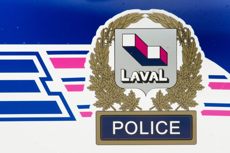 En route vers un appel d’urgence, une voiture de la police de Laval est entrée en collision avec le véhicule d’une citoyenne ayant été transportée à l’hôpital pour être confiée à une équipe médicale en raison de ses blessures. (Photo 2M.Media – Archives)