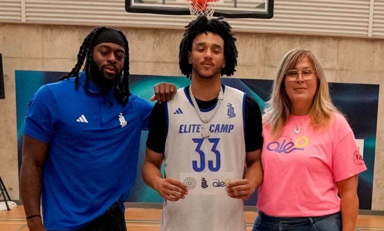 Malek Alphonse entouré du basketteur Luguentz Dort et de la directrice générale de la Fondation Aléo Patricia Demers. (Photo gracieuseté)