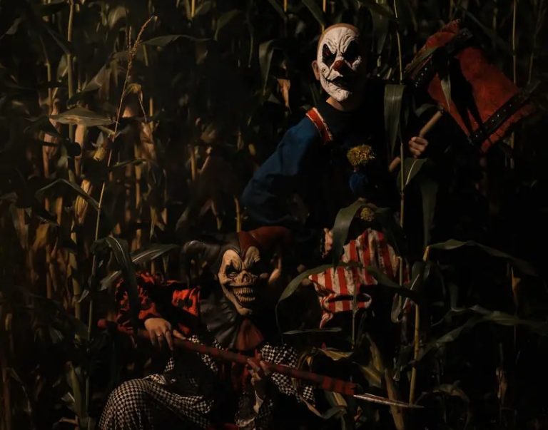 Nuit de Terreur revient à Laval dans un labyrinthe de maïs L’équipe de Nuit de Terreur s’assure de bien costumer, maquiller et former ses acteurs pour offrir une soirée effrayante à souhait. (Photo gracieuseté – Site web Nuit de Terreur)