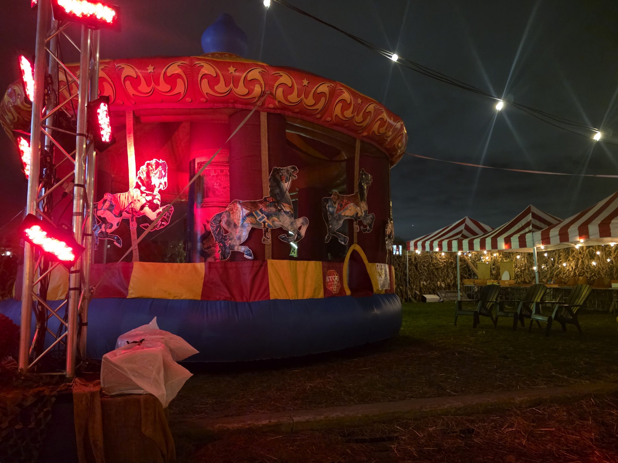 Un des jeux gonflables de Festiween a les couleurs d’un carrousel hanté. (Photo 2M.Media – Corinne Prince)