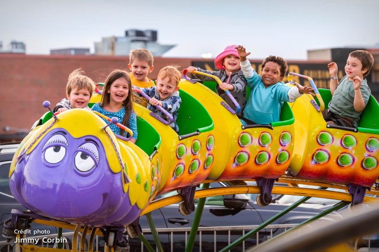 Le manège Chenille est l'un de ceux qui est actuellement offert à la foire établie au Centre Laval. (Photo gracieuseté - Jimmy Corbin)