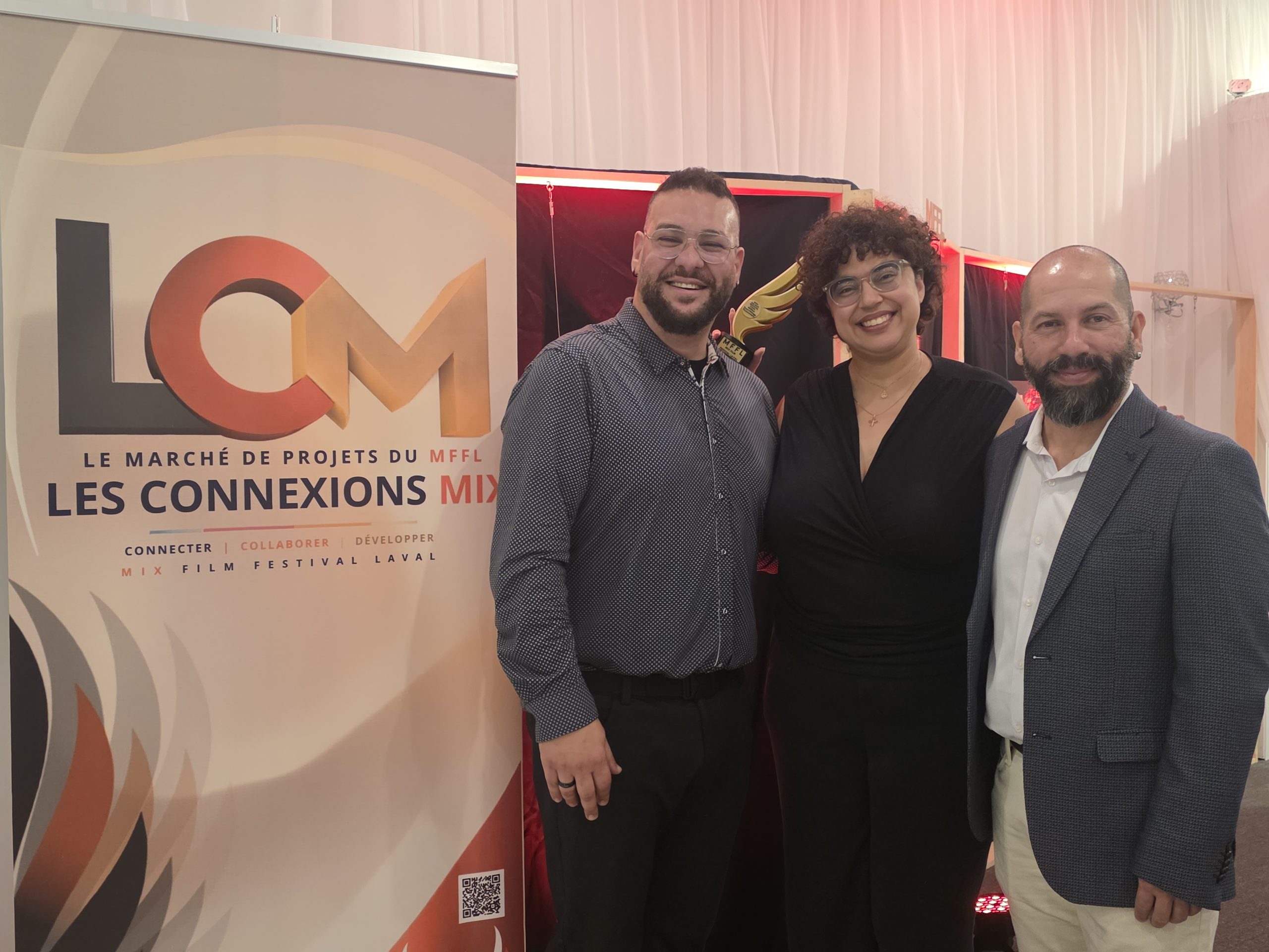 Charbel El Melhem et Andres Molina, co-fondateurs et directeurs du Mix Film Festival Laval, en compagnie d’une membre de l’équipe du festival en charge du volet Les connexions MIX. (Photo 2M.Media – Corinne Prince)