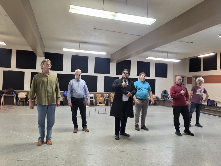 Une partie des solistes de l’OBQ en pleine répétition de la pièce Orphée aux enfers. (Photo 2M.Media – Corinne Prince)