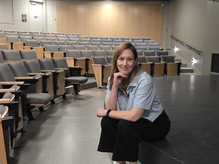 Marie-Claude Paquin, directrice générale de l’Espace la Salle de Jeu, dans la salle Claude-Legault. (Photo 2M.Media – Corinne Prince)
