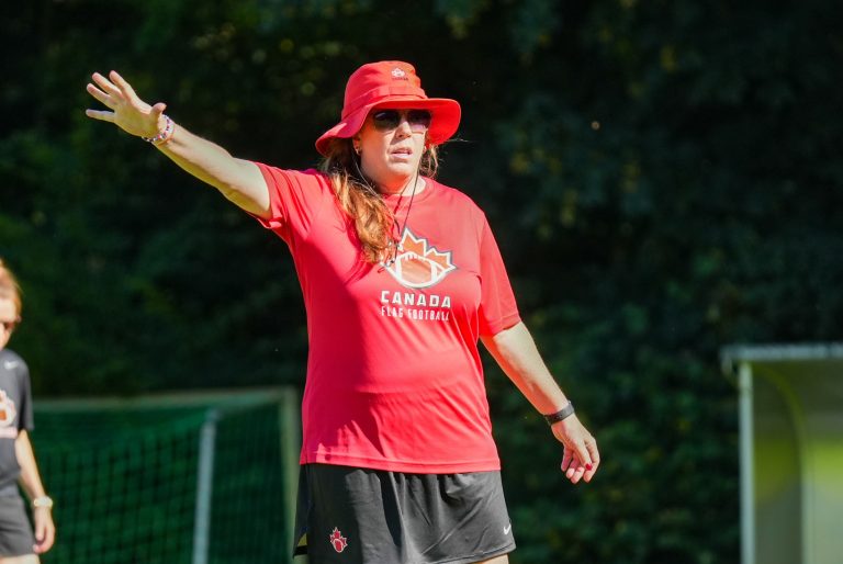 Rachel Lessard n’aspirait pas à une carrière d’entraîneure. Elle a été approchée par Alexandre Desjardins qui lui a offert la gestion de la défensive avec l’équipe de flag-football féminine des Carabins de l’Université de Montréal en 2022. Elle est ensuite devenue entraîneure-cheffe de l’équipe pour les saisons 2024 et 2025, avant d’accepter le même poste avec l’équipe nationale canadienne. (Photo gracieuseté)