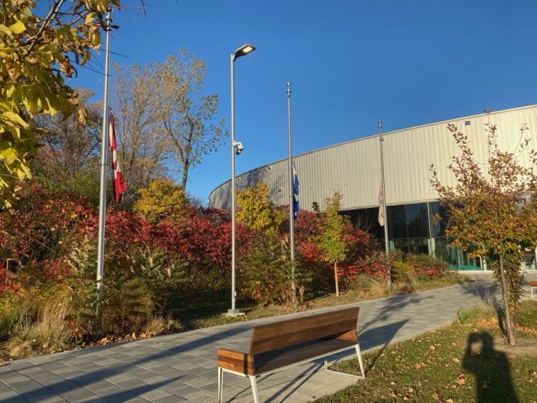 En solidarité avec les gens touchés par la tragédie de la base des Forces canadiennes de Wainwright, la Ville de Laval met en berne l’ensemble des drapeaux du Québec de ses installations municipales dont son Complexe aquatique. (Photo gracieuseté – Ville de Laval)