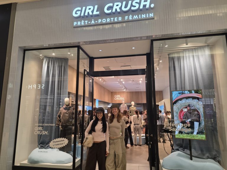 Girl Crush s’installe officiellement à Laval Cindy Cournoyer et Lucie Rhéaume, co-propriétaires de Girl Crush, devant leur nouvelle boutique à Laval. (Photo 2M.Media – Corinne Prince)