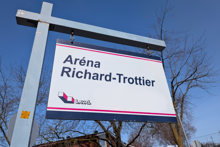 L’aréna Richard-Trottier est situé au 3155, rue Esther, dans Fabreville. Il se trouve à proximité de l’école Jean-Piaget, établissement scolaire spécialisé offrant une éducation aux élèves âgés entre 12 et 21 ans qui présentent des déficiences motrices graves avec déficience intellectuelle moyenne à sévère, ou une déficience intellectuelle profonde (Photo 2M.Media – Nicholas Pereira)