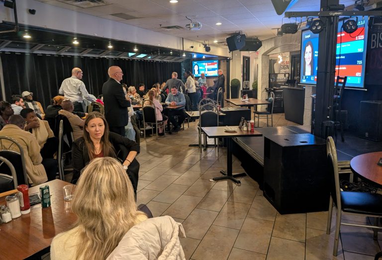 Les militants caquistes rassemblés au bistro Le Rossignols ont rapidement quitté les lieux au terme d'une soirée ponctuée de résultats décevants. (Photo 2M.Media - Nicholas Pereira)