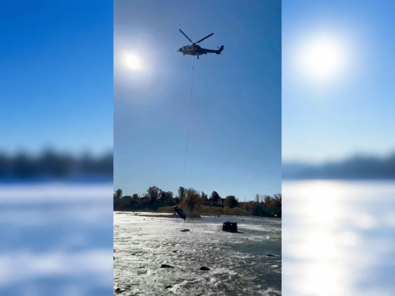 Des agents du Service de police de Laval et leurs collègues de Terrebonne ont uni leurs efforts pour repêcher un véhicule coincé dans la rivière des Mille-Îles depuis huit mois. (Capture d’écran retravaillée avec IA – page Facebook Ville de Terrebonne)