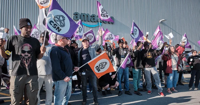 En octobre 2024, les employés nouvellement syndiqués d’Amazon DXT4 manifestaient devant leur lieu de travail situé rue Ernest-Cormier, dans le parc industriel A-25, pour dénoncer l’absence d’avancées dans les négociations de leur première convention collective avec la multinationale américaine. Premier établissement Amazon syndiqué au Canada le 10 mai 2024, cet entrepôt de Laval allait fermer ses portes le 8 février 2025. (Photo gracieuseté – CSN)