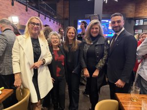 Dans l’ordre habituel, on reconnaît les candidats libéraux élus hier soir dans Laval: Marie Claude Fournier (Fabre), Dre Cécile Tremblay (Sainte-Rose), Virginie Dufour (Mille-Îles), Caroline De Guire (Laval-des-Rapides) et Louis Ialenti (Vimont-Auteuil). Absente sur la photo, Madeleine Féquière (Chomedey).