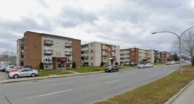 Immeubles de 10 logements et plus: ne démolira plus qui veut à Laval Ces immeubles aujourd’hui démolis, situés jadis au 284, 288, 292 et 296, boulevard Cartier, ont valeur de symbole, à Laval, puisqu’ils sont à l’origine du nouveau règlement municipal encadrant la démolition des bâtiments de 10 logements et plus sur le territoire. (Capture d’écran – GoogleMaps)