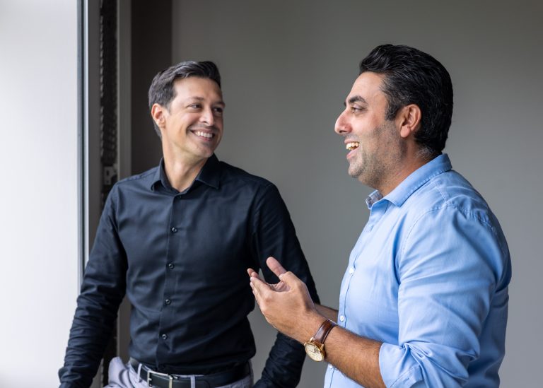 Le maire Stéphane Boyer et son bras droit Ray Khalil, de vieux complices. (Photo gracieuseté – Ville de Laval)