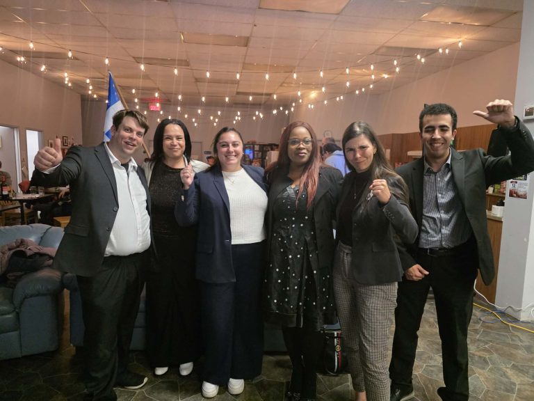 Dans l'ordre habituel: Mathieu Trottier-Kavanagh, candidat dans Mille-Îles, Fatima Aboubkar, candidate dans Laval-des-Rapides, Catherine Dansereau-Redhead, candidate dans Fabre, Judith Cardin, candidate dans Sainte-Rose, Marie-Jeanne Rivest, candidate dans Chomedey, et Amin Ouazragh-Marchand, candidat dans Vimont-Auteuil. (Photo 2M.Media - Corinne Prince)