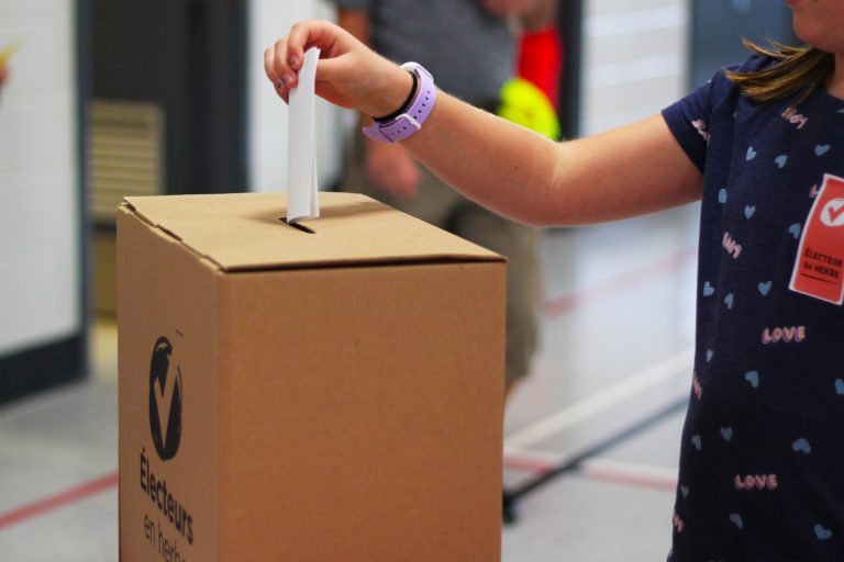 L'initiative Électeurs en herbe est aussi offerte à l'occasion des élections municipales à chaque quatre ans. (Photo gracieuseté - Élections Québec)
