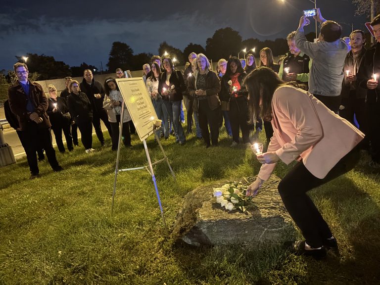 Près de 200 personnes ont tenu à prendre part au premier événement officiel commémorant la tragédie du viaduc de la Concorde survenue le 30 septembre 2006 et qui a fait cinq victimes et six blessés sur le territoire de Laval. (Photo 2M.Media)
