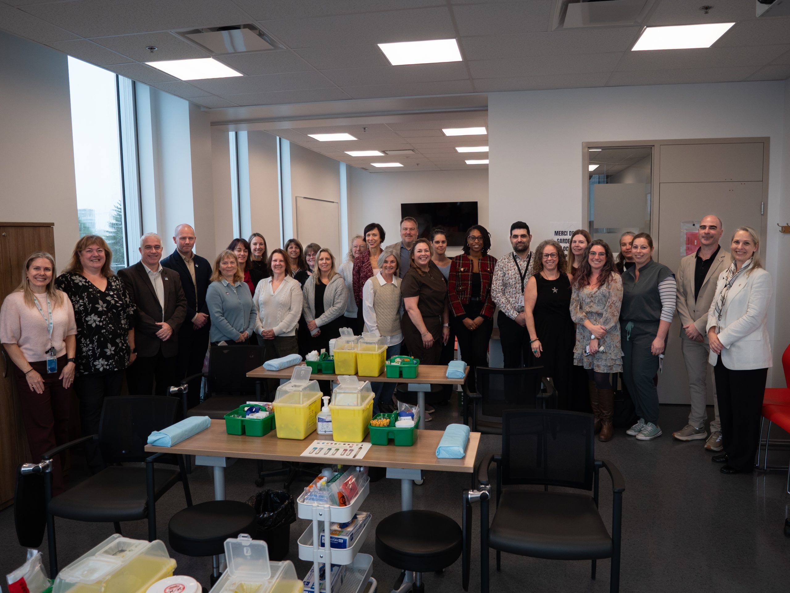 Plusieurs partenaires et membres de la communauté montmorencienne étaient présents pour l'inauguration officielle du centre de prélèvements. (Photo gracieuseté)