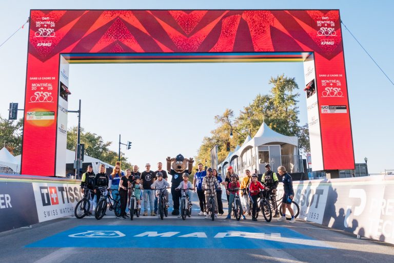La remise des vélos à eu lieu en marge des Championnats du monde Route UCI 2026. (Photo gracieuseté - MAPEI Canada)