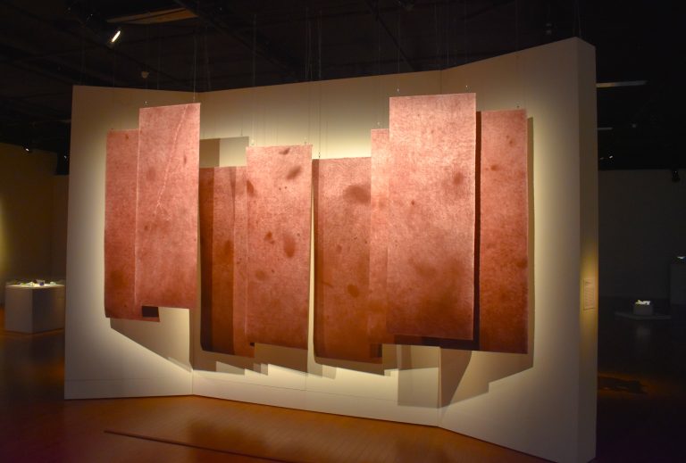 La Maison des arts de Laval célèbre ses 40 ans Oeuvre de Fatima-Zohra Ouardani à l'Espace muséal Alfred-Pellan. (Photo 2M.Media – Emmanuelle Froment)