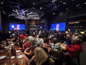 Une vague rouge libérale a déferlé sur les six comtés de Laval dans la soirée du 5 octobre 2026, alors que les troupes du PLQ se rassemblaient dans un restaurant sportif montréalais. (Photo 2M.Media)