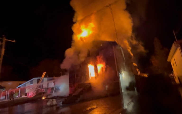 Les pompiers de Laval ont réussi à maîtriser en environ deux bonnes heures ce feu survenu sur la rue Saint-Judes, à Chomedey, qui a complètement brûlé une maison de deux étages, tôt, dans la matinée du vendredi 23 octobre. (Photo gracieuseté)